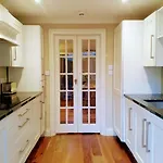 Elegant & Spacious Parkside 2-Bedroom 2-Bathroom Flat In Period Building On Blackheath Common - Private Entrance, Great Greenwich Location, Easy For O2 Arena And City!